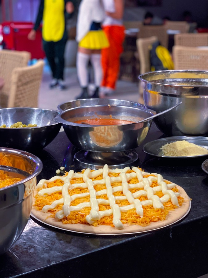 Pizza montada no buffet do evento