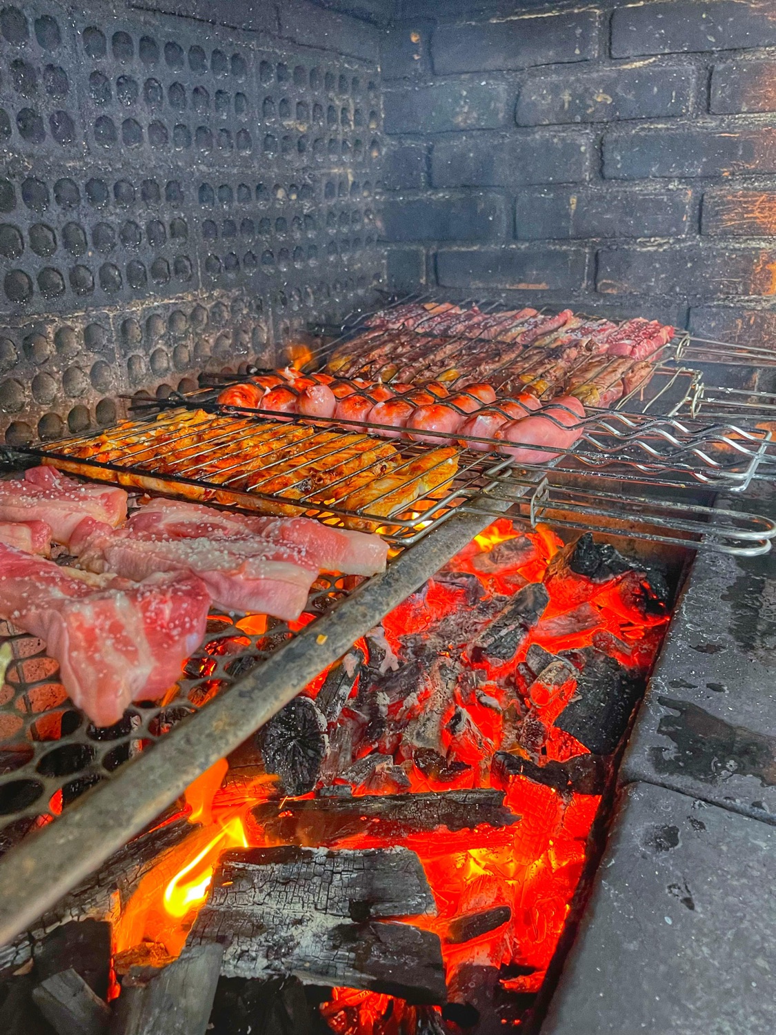 Carnes assando na brasa do churrasco